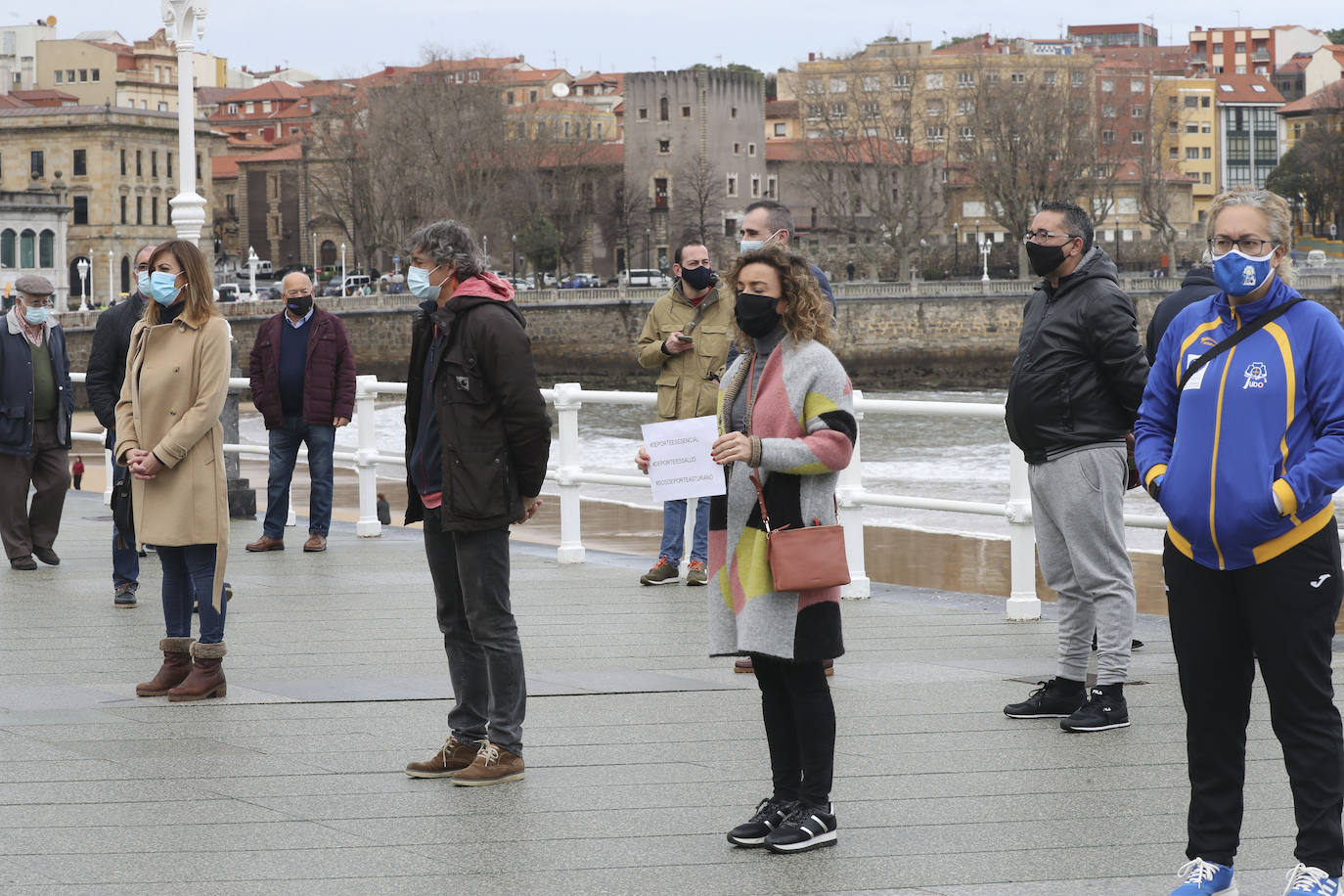 Deportistas y técnicos salen a la calle en Gijón, Oviedo, Avilés, Langreo y Llanes y piden que los jóvenes puedan competir.