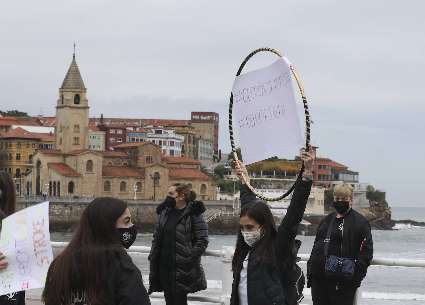 Deportistas y técnicos salen a la calle en Gijón, Oviedo, Avilés, Langreo y Llanes y piden que los jóvenes puedan competir.