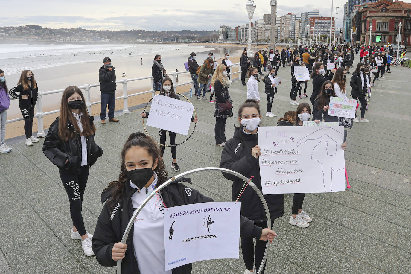 Deportistas y técnicos salen a la calle en Gijón, Oviedo, Avilés, Langreo y Llanes y piden que los jóvenes puedan competir.