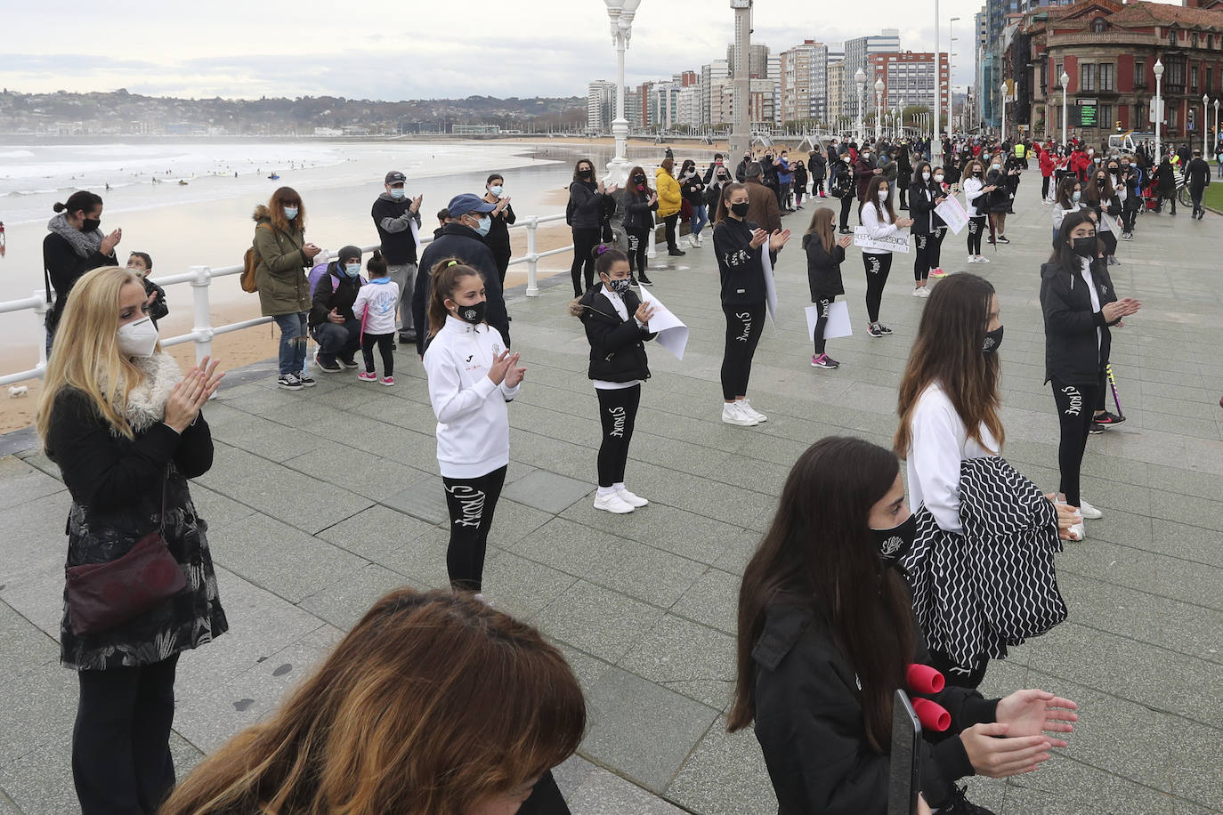 Deportistas y técnicos salen a la calle en Gijón, Oviedo, Avilés, Langreo y Llanes y piden que los jóvenes puedan competir.