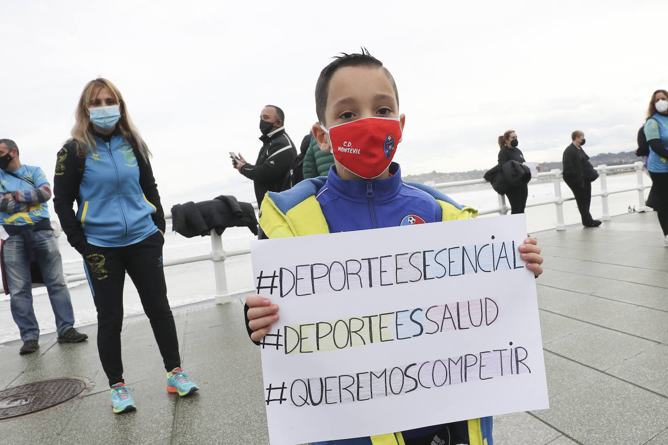 Deportistas y técnicos salen a la calle en Gijón, Oviedo, Avilés, Langreo y Llanes y piden que los jóvenes puedan competir.