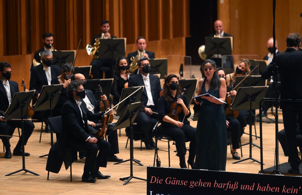 La soprano María Espada, junto a la OSPA, durante el concierto de anoche en el Auditorio Príncipe Felipe. 