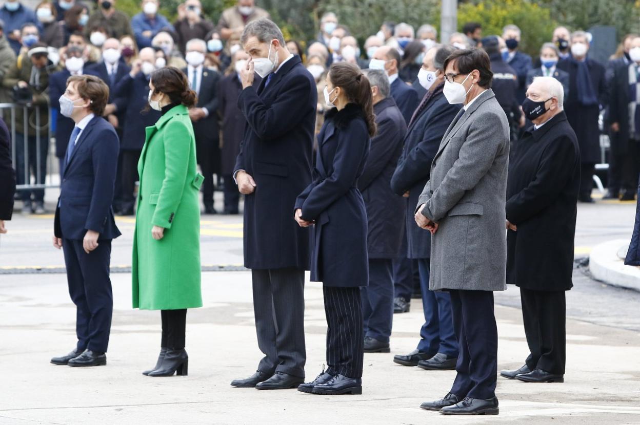 Ovación al Rey. Felipe VI presidió ayer en Madrid la inauguración de un monumento del artista Jaume Plensa a los sanitarios fallecidos en la lucha contra la covid-19. El Rey fue recibido entre vítores y aplausos por parte de algunos asistentes. En cambio, el ministro de Sanidad, Salvador Illa, recibió pitos y abucheos. 