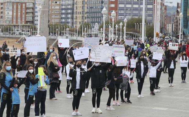 Centenares de deportista se reunieron en la zona del Náutico, en Gijón, esta mañana.