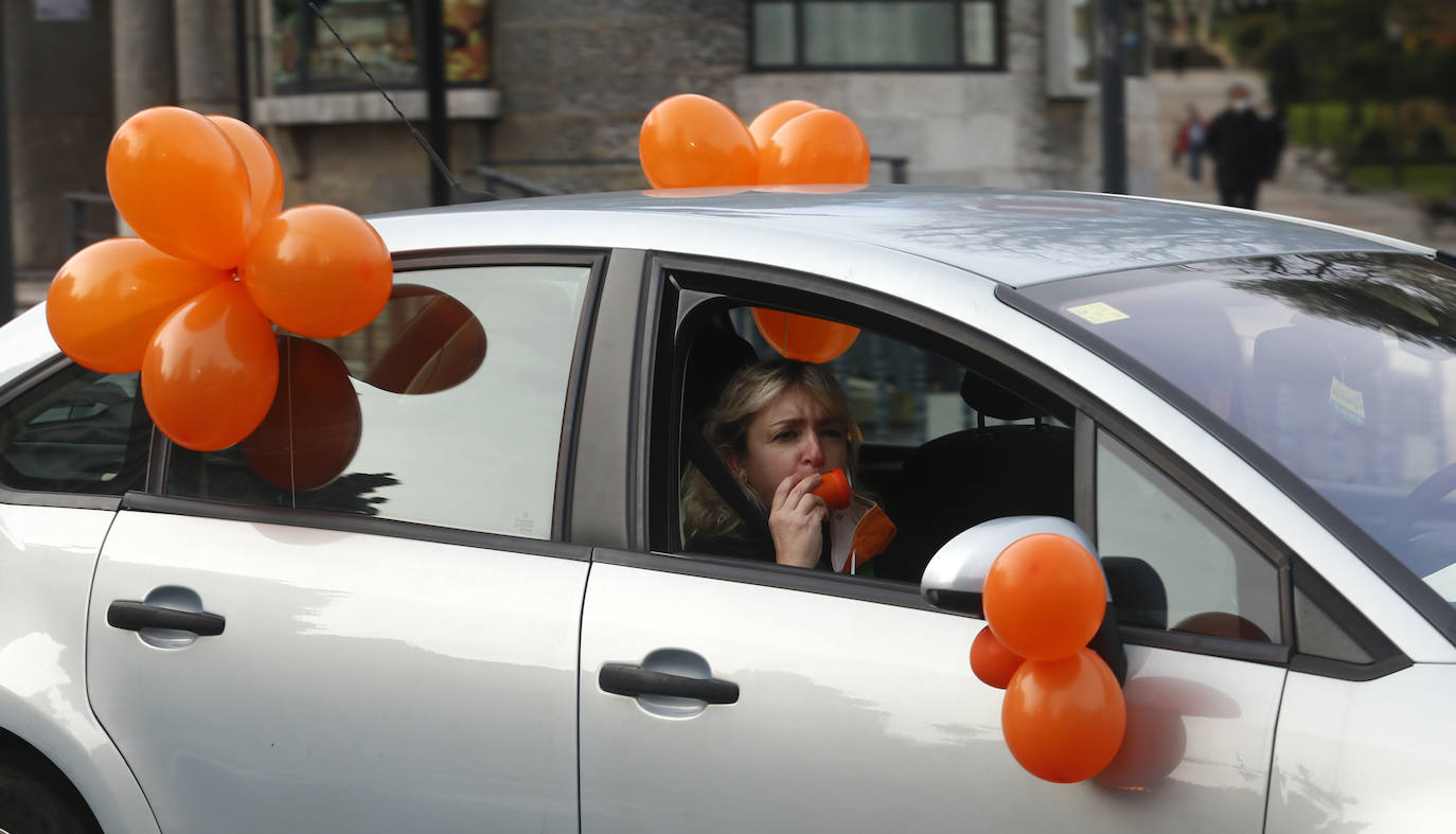 Las manifestaciones de coches recorrieron las calles de Oviedo y Gijón.