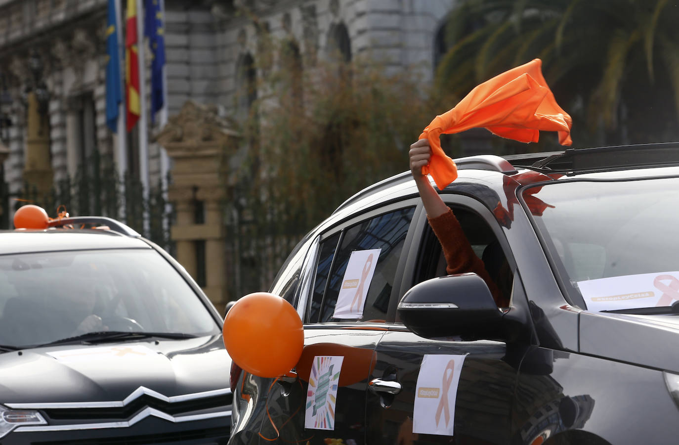 Las manifestaciones de coches recorrieron las calles de Oviedo y Gijón.