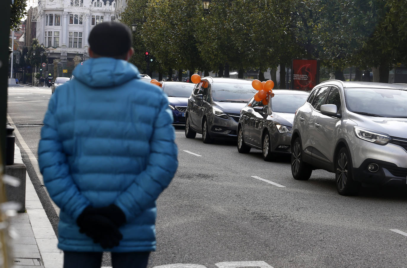 Las manifestaciones de coches recorrieron las calles de Oviedo y Gijón.