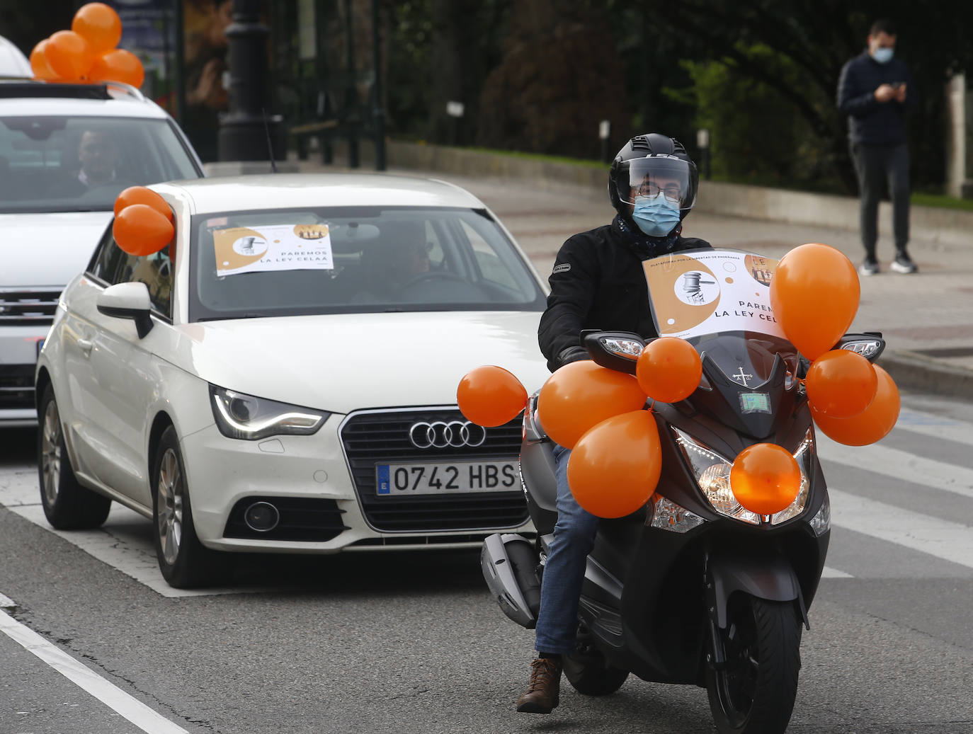 Las manifestaciones de coches recorrieron las calles de Oviedo y Gijón.