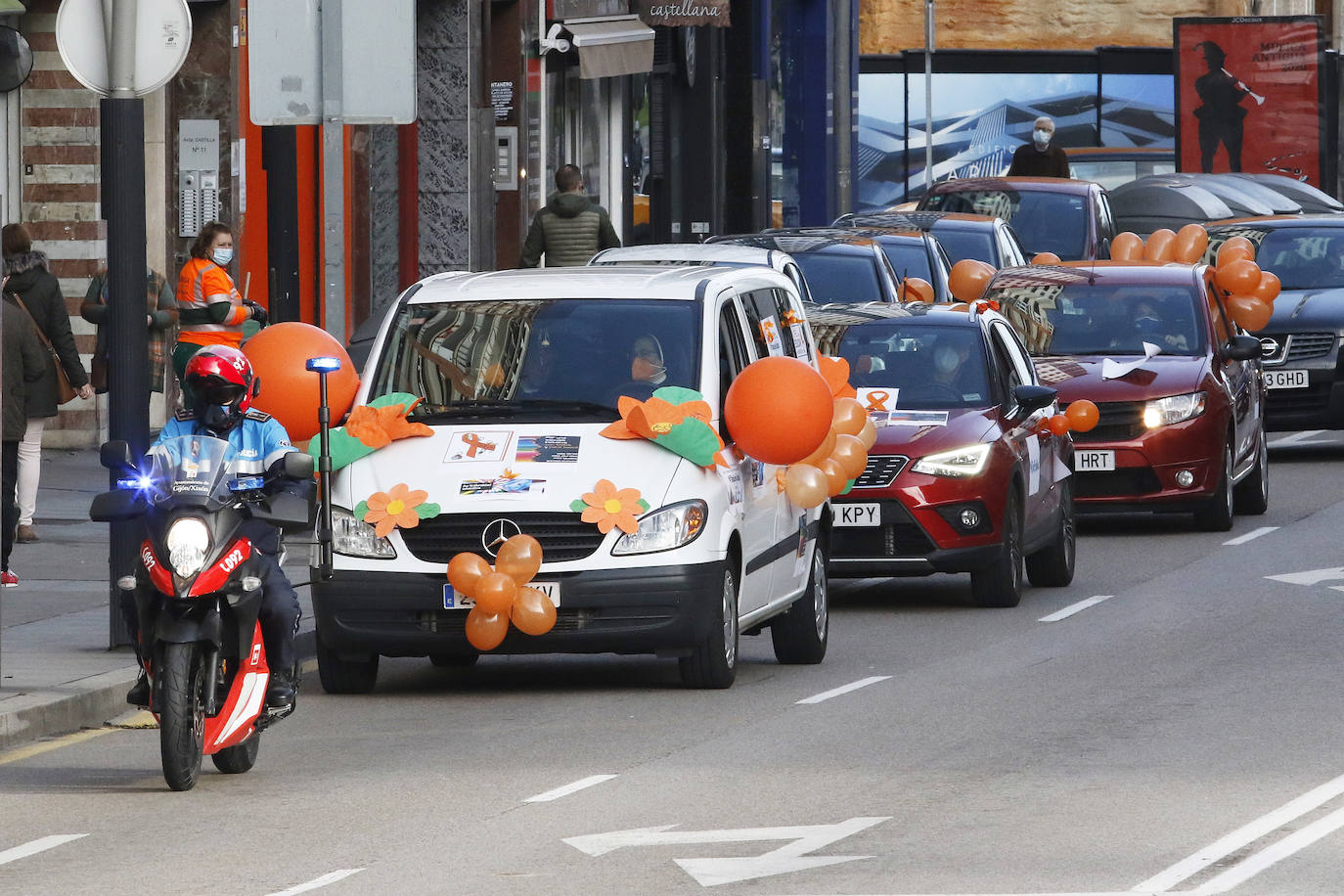 Las manifestaciones de coches recorrieron las calles de Oviedo y Gijón.