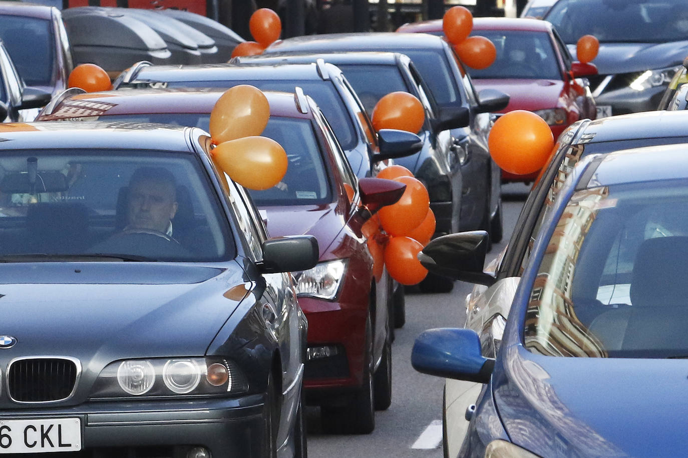 Las manifestaciones de coches recorrieron las calles de Oviedo y Gijón.