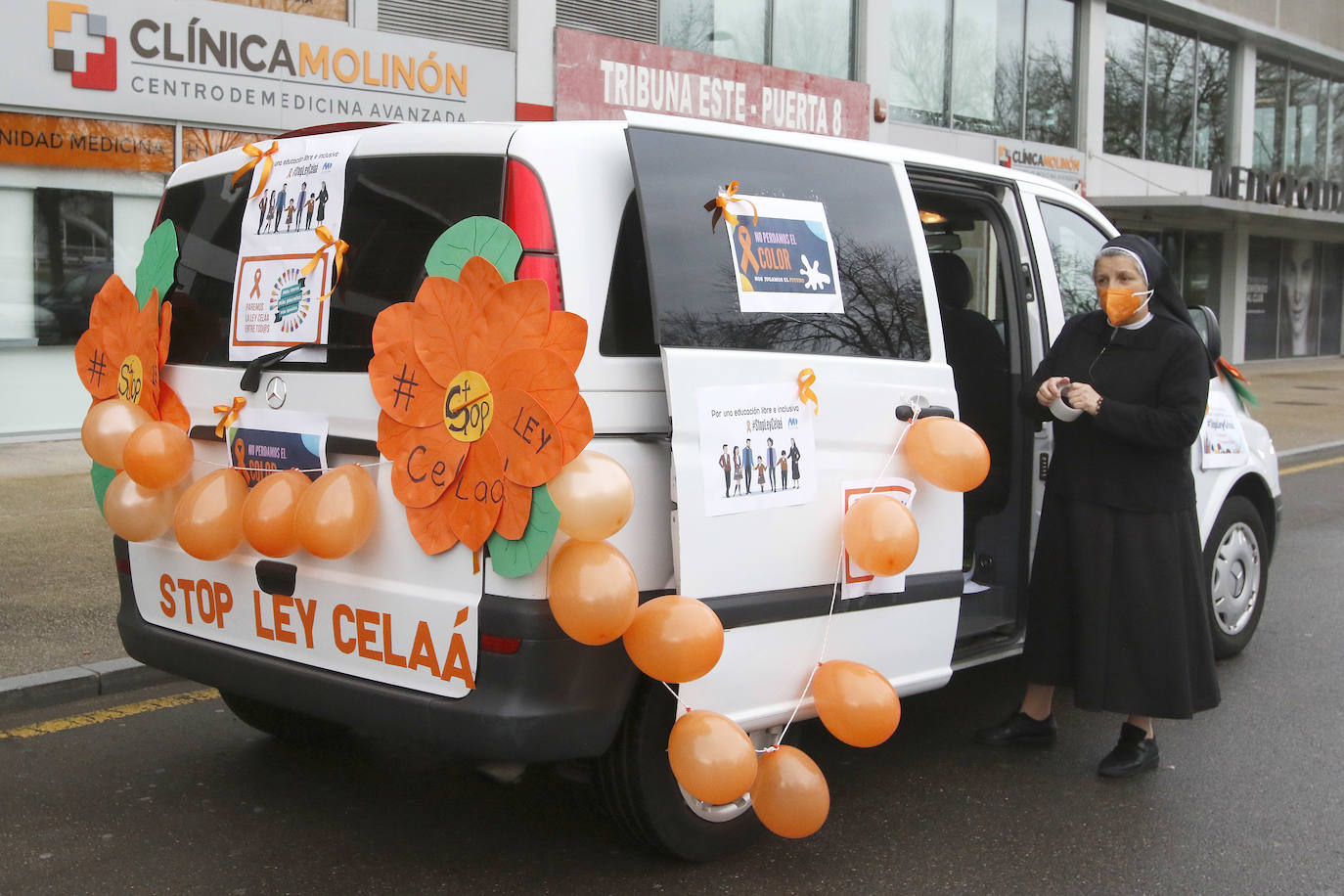 Las manifestaciones de coches recorrieron las calles de Oviedo y Gijón.