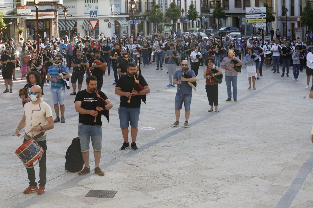 Homenaje al gaitero Javier Solares en Villaviciosa, el pasado mes de julio. 