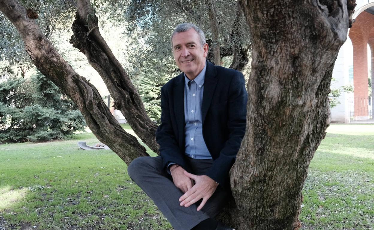 Francés Boya, en los jardines del Ministerio para la Transición Ecológica y el Reto Demográfico.