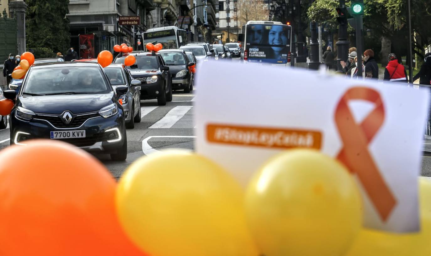 Las manifestaciones de coches recorrieron las calles de Oviedo y Gijón.