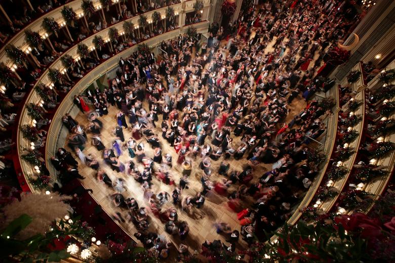 Austria | La gente baila durante la ceremonia de apertura del tradicional baile de ópera en Viena