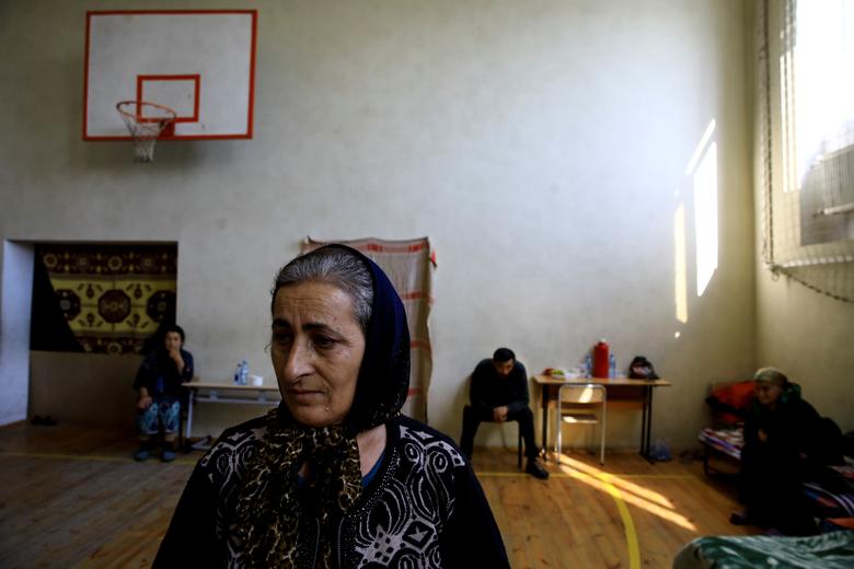 Azebayán | Una mujer azerbaiyana, en el gimnasio de una escuela secundaria, donde se estableció después de huir de Terter durante el conflicto militar sobre la región separatista de Nagorno-Karabaj, en la ciudad de Barda, Azerbaiyán