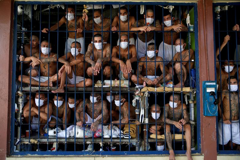 El Salvador | Pandilleros son vistos dentro de una celda en la cárcel de Quezaltepeque durante una gira de medios en Quezaltepeque