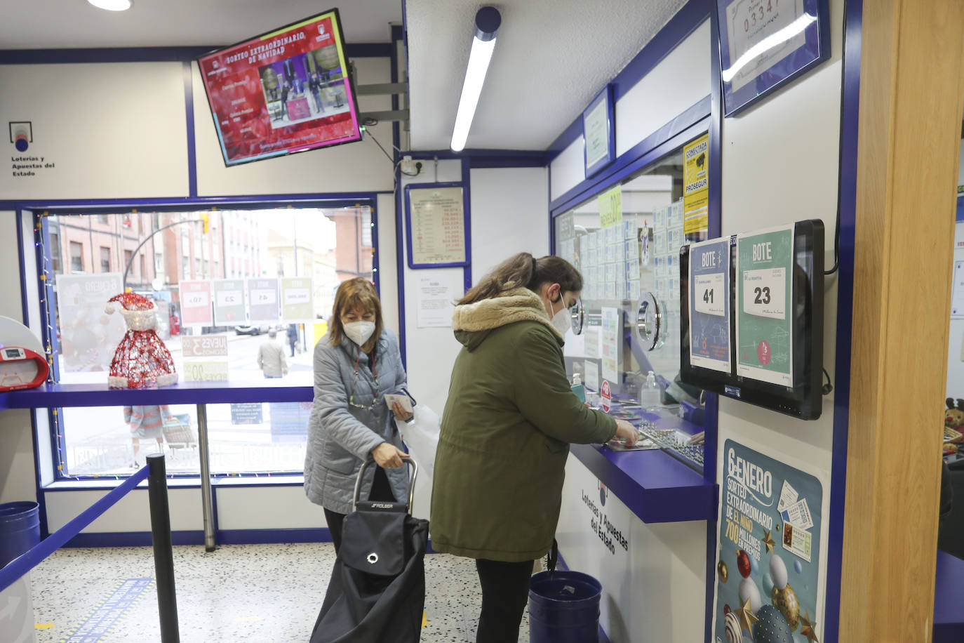 Asturias ha repartido en este Sorteo Extraordinario de la Lotería de Navidad de 2020 un total de 3.362.000 euros. La mayor parte de esta lluvia de millones ha recaído en Villaviciosa, donde 151 décimos del número 75981 (uno de los cuartos premios) han dejado 3.020.000 euros. Por otra parte, 57 boletos de varios quintos premios han repartido 342.000 euros en varios puntos de la región. 