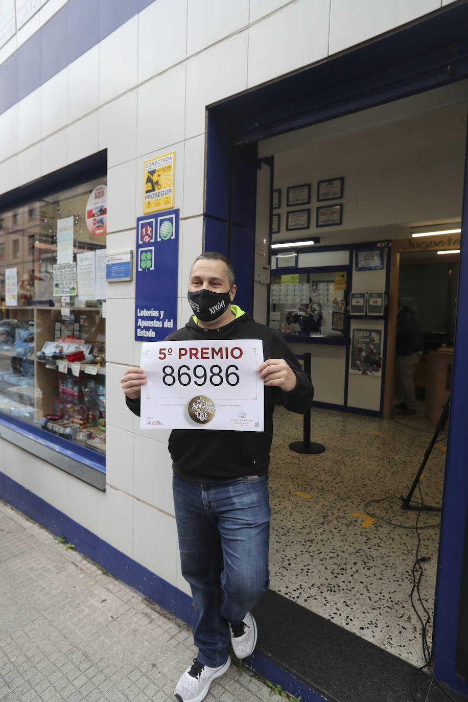 Asturias ha repartido en este Sorteo Extraordinario de la Lotería de Navidad de 2020 un total de 3.362.000 euros. La mayor parte de esta lluvia de millones ha recaído en Villaviciosa, donde 151 décimos del número 75981 (uno de los cuartos premios) han dejado 3.020.000 euros. Por otra parte, 57 boletos de varios quintos premios han repartido 342.000 euros en varios puntos de la región. 