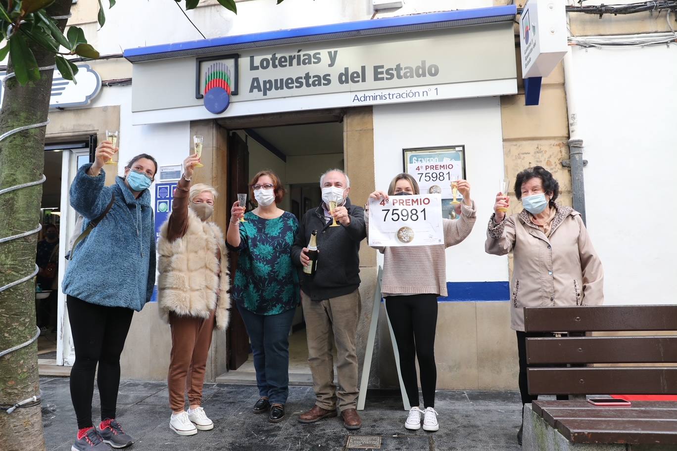 Asturias ha repartido en este Sorteo Extraordinario de la Lotería de Navidad de 2020 un total de 3.362.000 euros. La mayor parte de esta lluvia de millones ha recaído en Villaviciosa, donde 151 décimos del número 75981 (uno de los cuartos premios) han dejado 3.020.000 euros. Por otra parte, 57 boletos de varios quintos premios han repartido 342.000 euros en varios puntos de la región. 