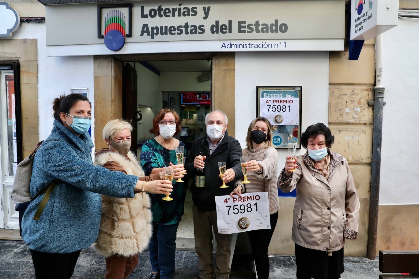 Asturias ha repartido en este Sorteo Extraordinario de la Lotería de Navidad de 2020 un total de 3.362.000 euros. La mayor parte de esta lluvia de millones ha recaído en Villaviciosa, donde 151 décimos del número 75981 (uno de los cuartos premios) han dejado 3.020.000 euros. Por otra parte, 57 boletos de varios quintos premios han repartido 342.000 euros en varios puntos de la región. 