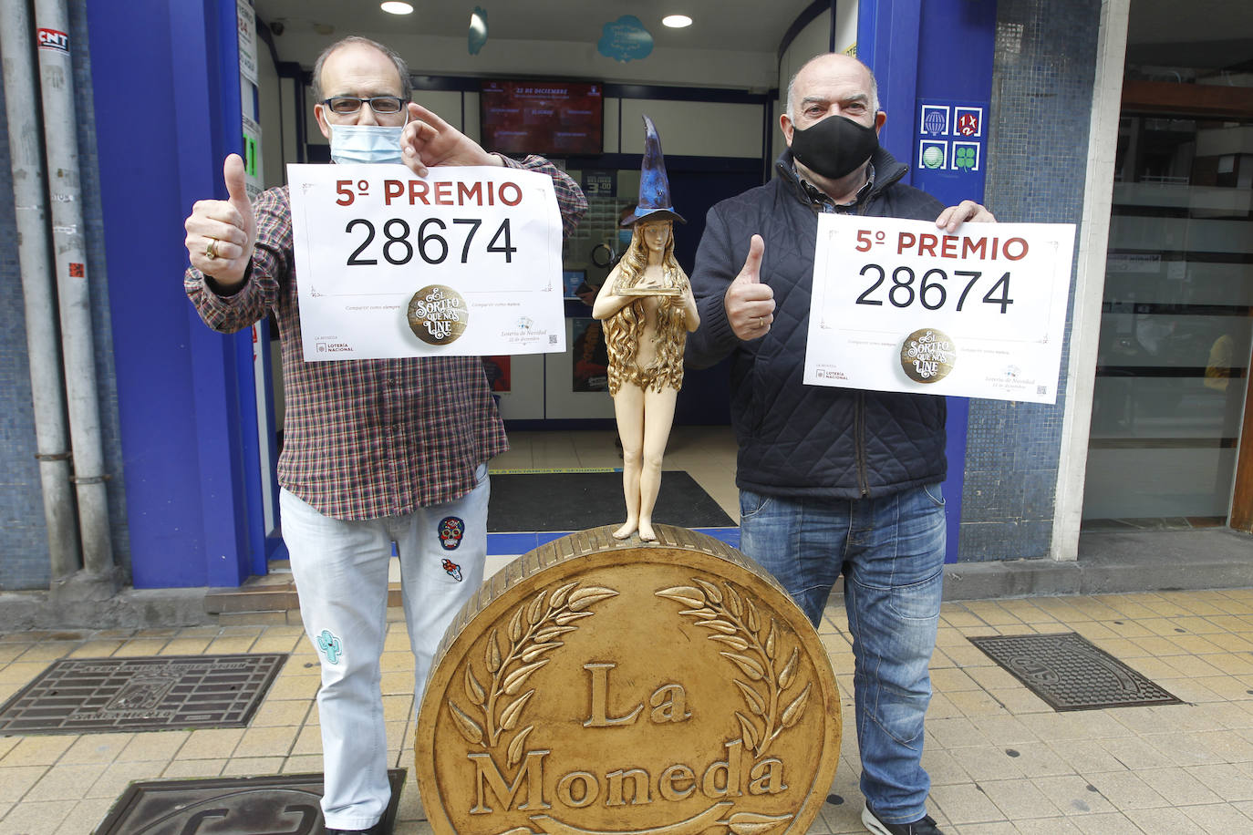 Asturias ha repartido en este Sorteo Extraordinario de la Lotería de Navidad de 2020 un total de 3.362.000 euros. La mayor parte de esta lluvia de millones ha recaído en Villaviciosa, donde 151 décimos del número 75981 (uno de los cuartos premios) han dejado 3.020.000 euros. Por otra parte, 57 boletos de varios quintos premios han repartido 342.000 euros en varios puntos de la región. 