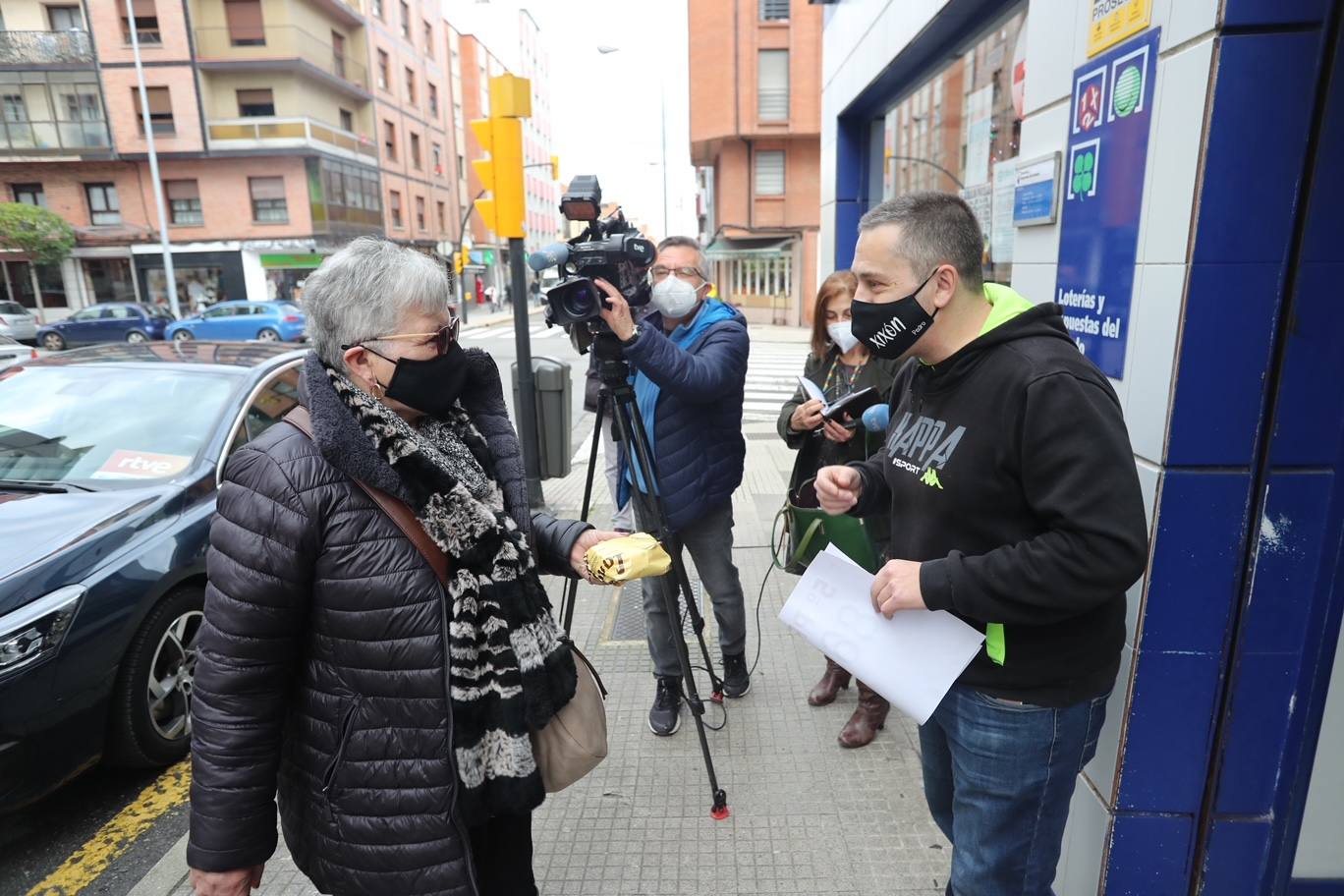 Asturias ha repartido en este Sorteo Extraordinario de la Lotería de Navidad de 2020 un total de 3.362.000 euros. La mayor parte de esta lluvia de millones ha recaído en Villaviciosa, donde 151 décimos del número 75981 (uno de los cuartos premios) han dejado 3.020.000 euros. Por otra parte, 57 boletos de varios quintos premios han repartido 342.000 euros en varios puntos de la región. 