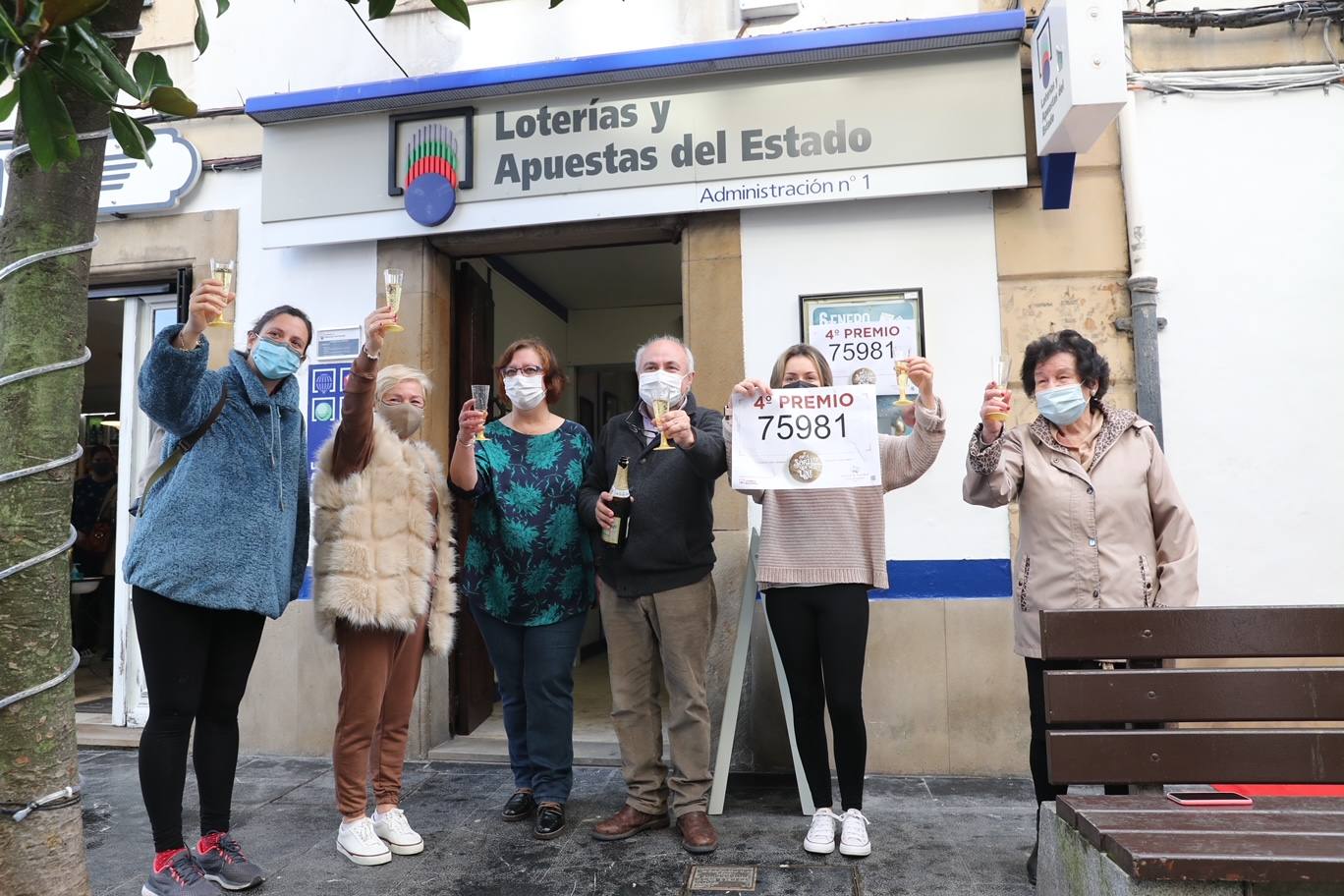 El número 75981, dotado con el cuarto premio de la Lotería de Navidad, ha repartido 3.020.000 euros en Villaviciosa, donde se vendieron 151 décimos. 