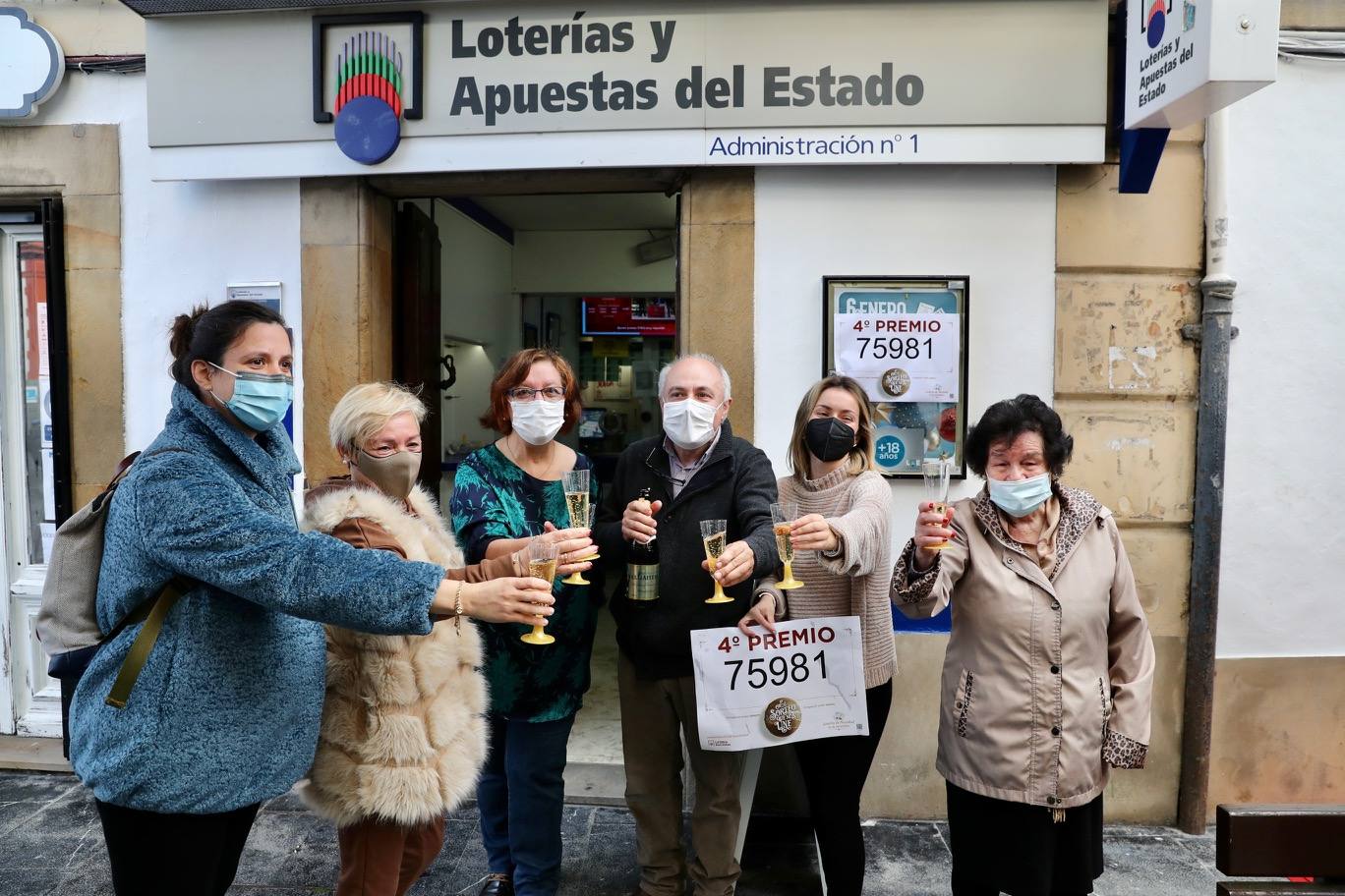 El número 75981, dotado con el cuarto premio de la Lotería de Navidad, ha repartido 3.020.000 euros en Villaviciosa, donde se vendieron 151 décimos. 