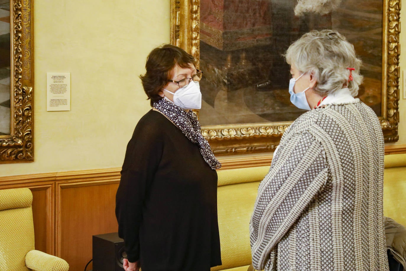 Casi seis meses después de la fecha en la que debería haberse celebrado la gala de entrega en el Teatro Jovellanos, cancelada como todo por la covid, el Pleno aprobó la concesión de los honores y distinciones de la ciudad correspondientes a 2020 en una sesión atípica