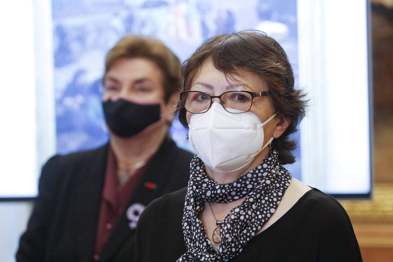 Casi seis meses después de la fecha en la que debería haberse celebrado la gala de entrega en el Teatro Jovellanos, cancelada como todo por la covid, el Pleno aprobó la concesión de los honores y distinciones de la ciudad correspondientes a 2020 en una sesión atípica