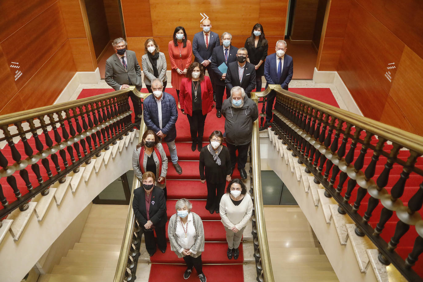 Casi seis meses después de la fecha en la que debería haberse celebrado la gala de entrega en el Teatro Jovellanos, cancelada como todo por la covid, el Pleno aprobó la concesión de los honores y distinciones de la ciudad correspondientes a 2020 en una sesión atípica