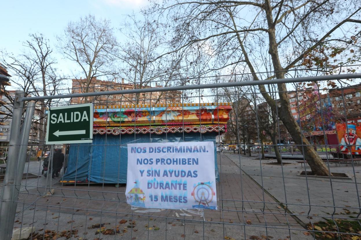 Cartel reivindicativo colocado por los feriantes en las atracciones clausuradas en el parque de Las Meanas. El grupo Asfalto amenizó la tarde en Camposagrado.