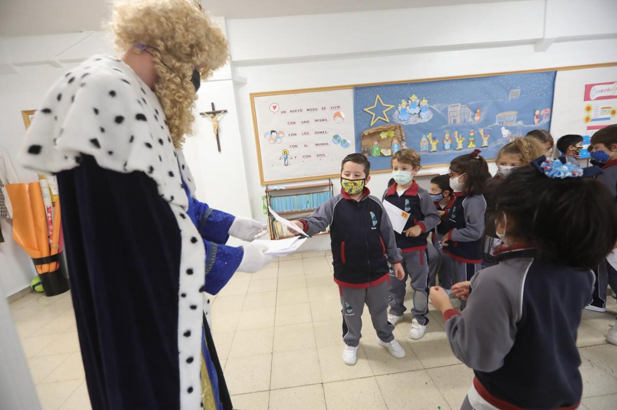 Aliatar recibió ayer las cartas de los niños en las Doroteas. 