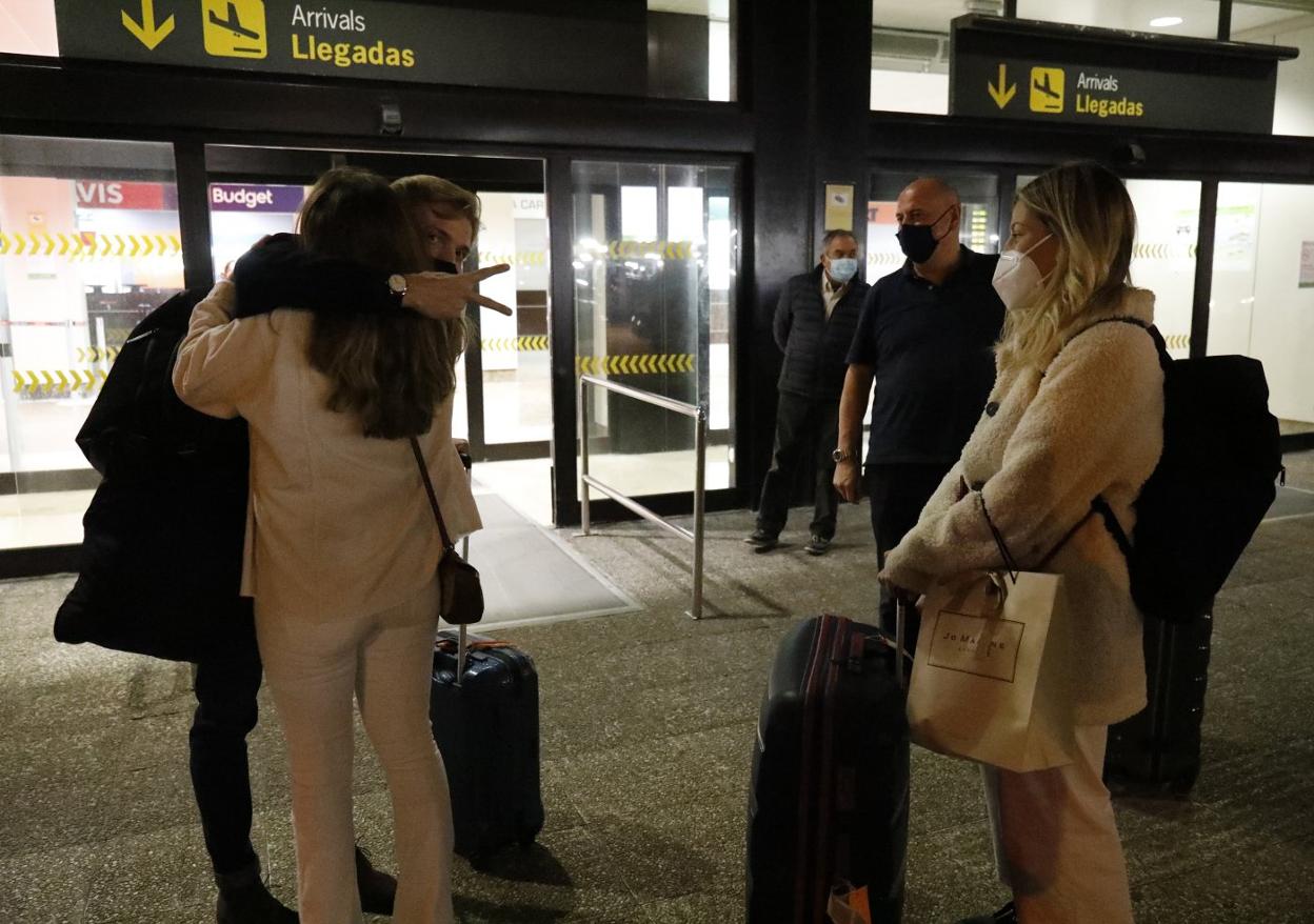 Los aeropuertos españoles reforzarán las medidas en los vuelos procedentes de Reino Unido. Ayer, viajeros en el aeropuerto de Asturias. 