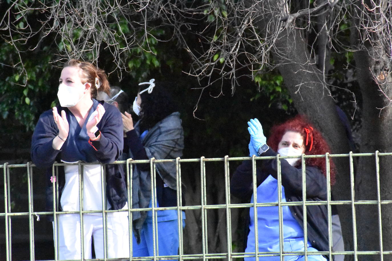 Son sus vecinos. Frente a frente instituto y residencia. Tan juntos pero a tanta distancia. Y en una situación tan especial y tan dura como esta pandemia. Por eso los estudiantes del IES Montevil de Gijón decidieron salir este miércoles delante del instituto para transmitirles ánimos y desearles unas felices fiestas a los mayores de la Residencia Mixta que cada día les ven entrar y salir con sus mochilas. Con bailes, con pancartas y con saludos les hicieron ver que no están solos y que los abuelos son muy especiales. «En enero, volveremos a hacer ruido en el recreo», les han dicho.