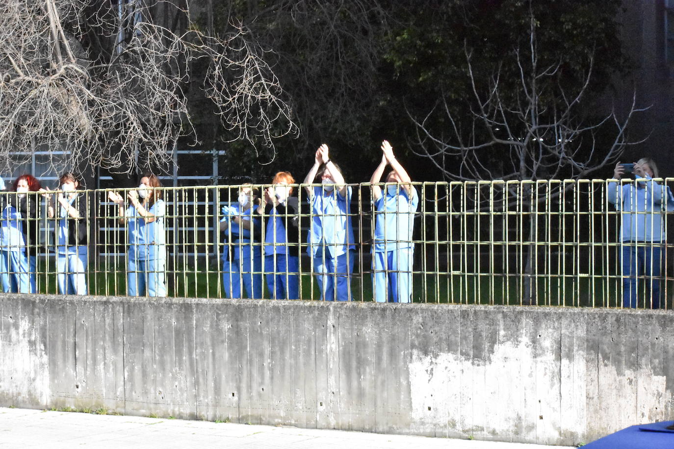 Son sus vecinos. Frente a frente instituto y residencia. Tan juntos pero a tanta distancia. Y en una situación tan especial y tan dura como esta pandemia. Por eso los estudiantes del IES Montevil de Gijón decidieron salir este miércoles delante del instituto para transmitirles ánimos y desearles unas felices fiestas a los mayores de la Residencia Mixta que cada día les ven entrar y salir con sus mochilas. Con bailes, con pancartas y con saludos les hicieron ver que no están solos y que los abuelos son muy especiales. «En enero, volveremos a hacer ruido en el recreo», les han dicho.