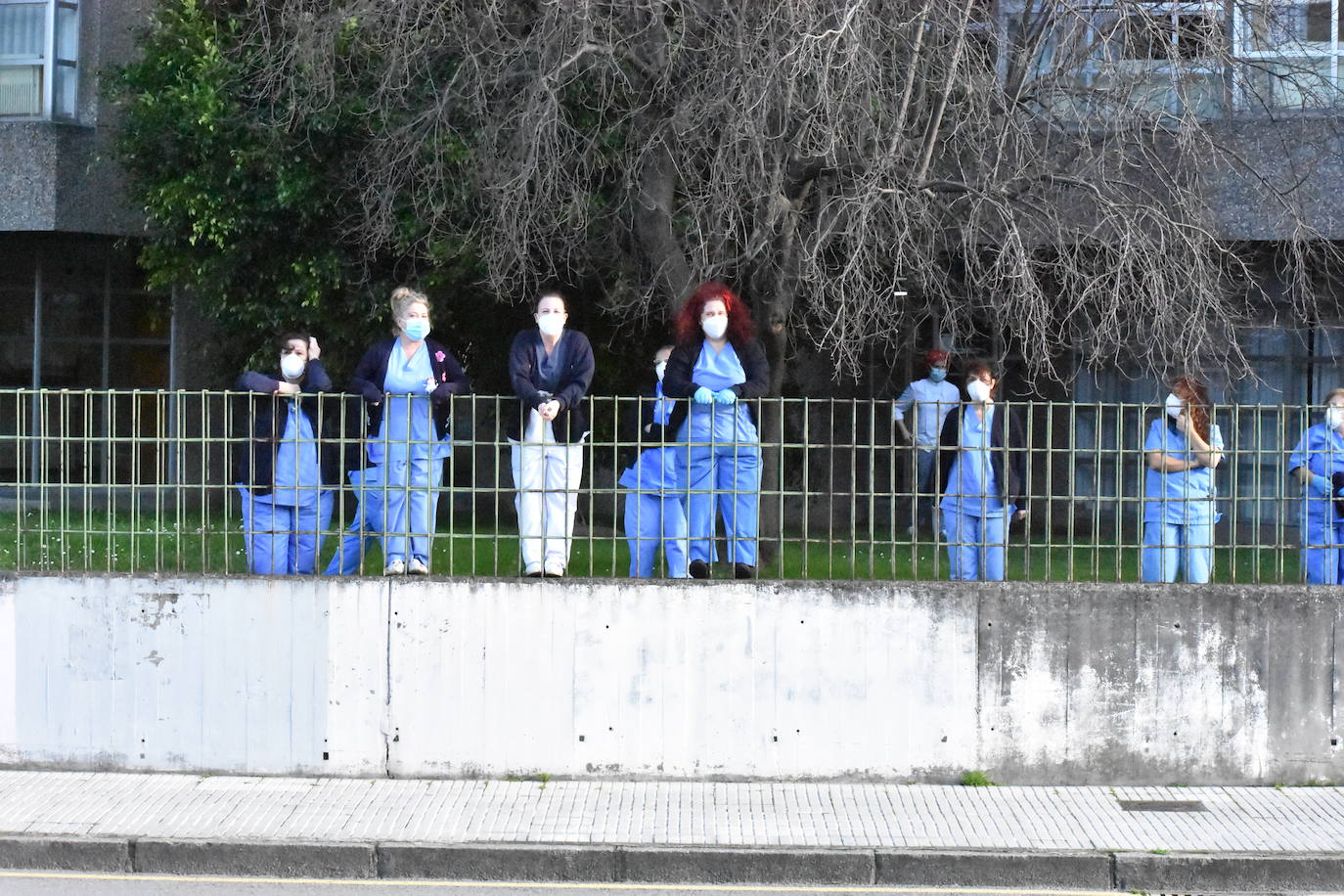 Son sus vecinos. Frente a frente instituto y residencia. Tan juntos pero a tanta distancia. Y en una situación tan especial y tan dura como esta pandemia. Por eso los estudiantes del IES Montevil de Gijón decidieron salir este miércoles delante del instituto para transmitirles ánimos y desearles unas felices fiestas a los mayores de la Residencia Mixta que cada día les ven entrar y salir con sus mochilas. Con bailes, con pancartas y con saludos les hicieron ver que no están solos y que los abuelos son muy especiales. «En enero, volveremos a hacer ruido en el recreo», les han dicho.