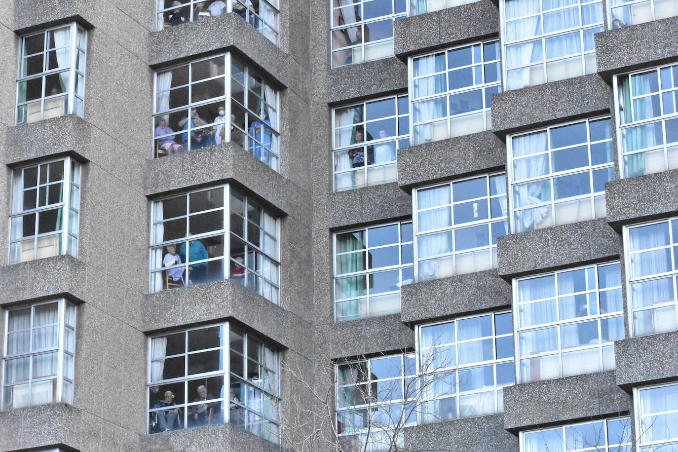 Son sus vecinos. Frente a frente instituto y residencia. Tan juntos pero a tanta distancia. Y en una situación tan especial y tan dura como esta pandemia. Por eso los estudiantes del IES Montevil de Gijón decidieron salir este miércoles delante del instituto para transmitirles ánimos y desearles unas felices fiestas a los mayores de la Residencia Mixta que cada día les ven entrar y salir con sus mochilas. Con bailes, con pancartas y con saludos les hicieron ver que no están solos y que los abuelos son muy especiales. «En enero, volveremos a hacer ruido en el recreo», les han dicho.