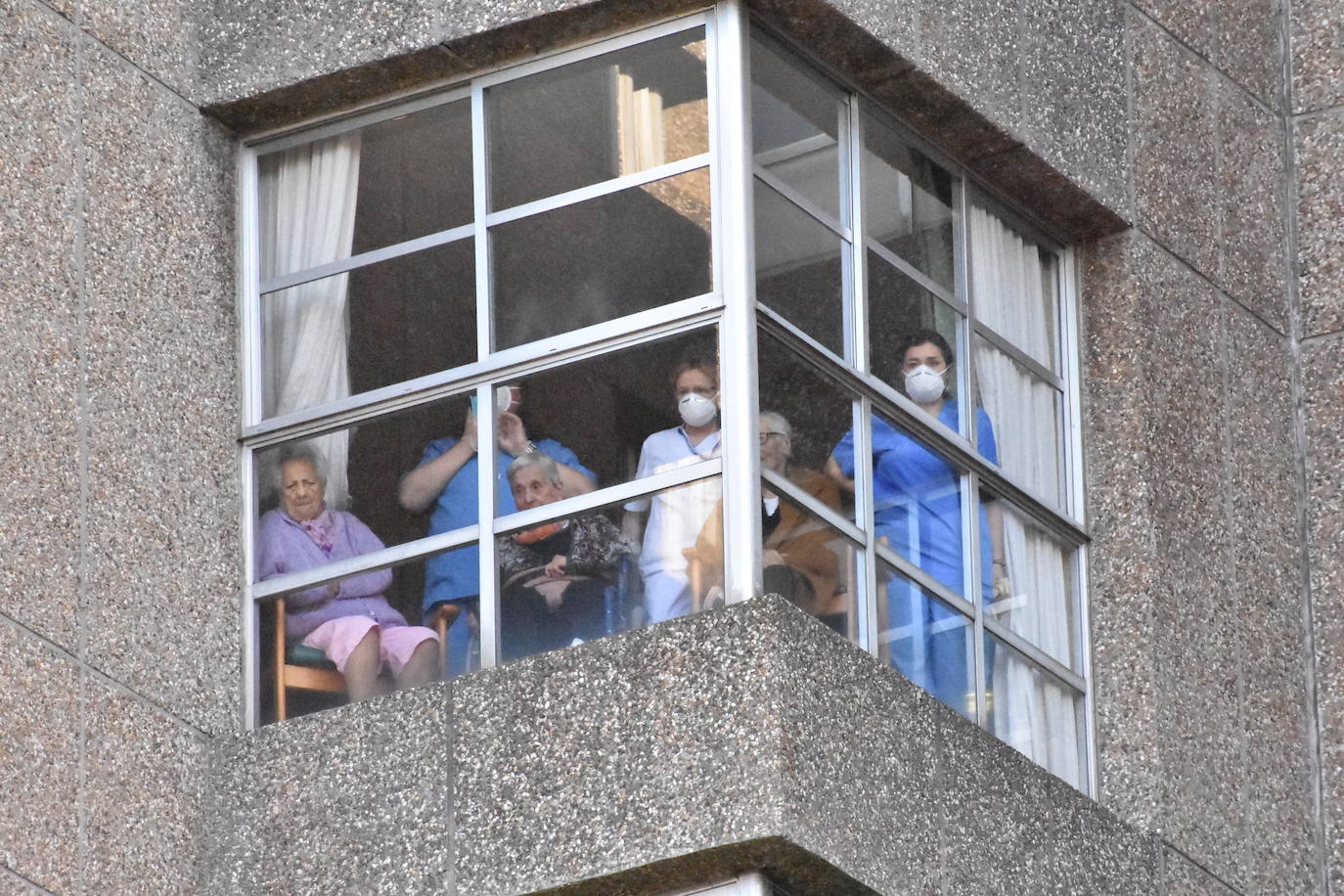 Son sus vecinos. Frente a frente instituto y residencia. Tan juntos pero a tanta distancia. Y en una situación tan especial y tan dura como esta pandemia. Por eso los estudiantes del IES Montevil de Gijón decidieron salir este miércoles delante del instituto para transmitirles ánimos y desearles unas felices fiestas a los mayores de la Residencia Mixta que cada día les ven entrar y salir con sus mochilas. Con bailes, con pancartas y con saludos les hicieron ver que no están solos y que los abuelos son muy especiales. «En enero, volveremos a hacer ruido en el recreo», les han dicho.