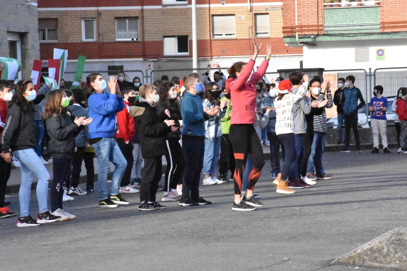 Son sus vecinos. Frente a frente instituto y residencia. Tan juntos pero a tanta distancia. Y en una situación tan especial y tan dura como esta pandemia. Por eso los estudiantes del IES Montevil de Gijón decidieron salir este miércoles delante del instituto para transmitirles ánimos y desearles unas felices fiestas a los mayores que cada día les ven entrar y salir con sus mochilas. Con bailes, con pancartas y con saludos les hicieron ver que no están solos y que los abuelos son muy especiales.