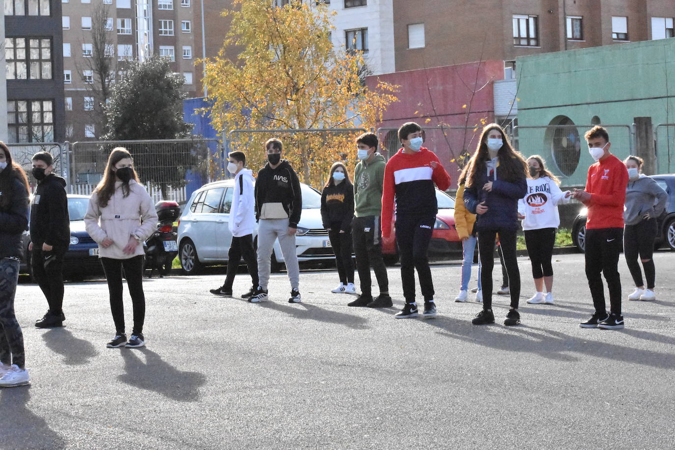 Son sus vecinos. Frente a frente instituto y residencia. Tan juntos pero a tanta distancia. Y en una situación tan especial y tan dura como esta pandemia. Por eso los estudiantes del IES Montevil de Gijón decidieron salir este miércoles delante del instituto para transmitirles ánimos y desearles unas felices fiestas a los mayores que cada día les ven entrar y salir con sus mochilas. Con bailes, con pancartas y con saludos les hicieron ver que no están solos y que los abuelos son muy especiales.