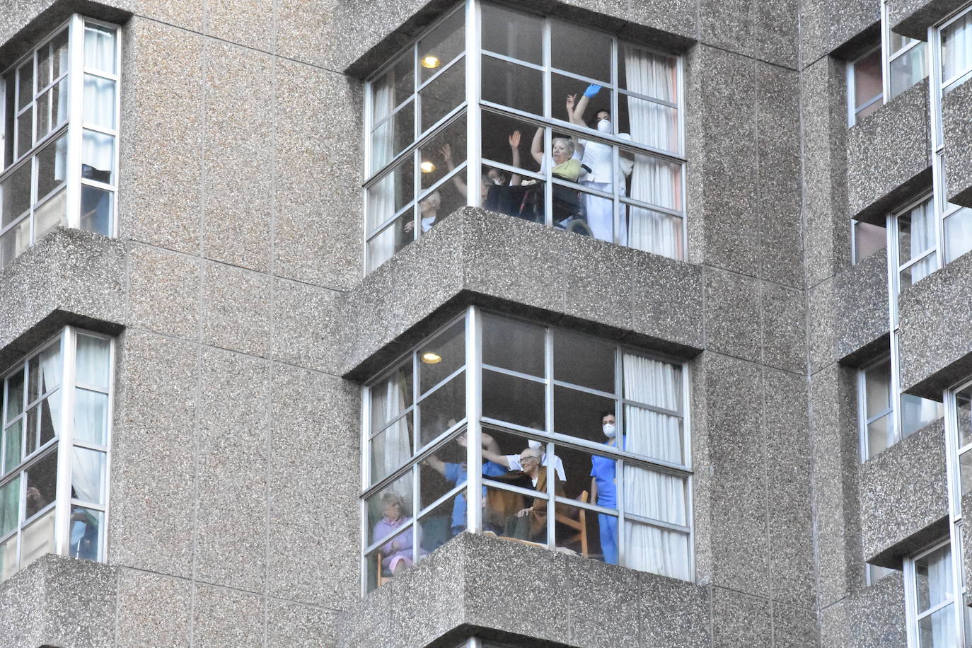 Son sus vecinos. Frente a frente instituto y residencia. Tan juntos pero a tanta distancia. Y en una situación tan especial y tan dura como esta pandemia. Por eso los estudiantes del IES Montevil de Gijón decidieron salir este miércoles delante del instituto para transmitirles ánimos y desearles unas felices fiestas a los mayores que cada día les ven entrar y salir con sus mochilas. Con bailes, con pancartas y con saludos les hicieron ver que no están solos y que los abuelos son muy especiales.
