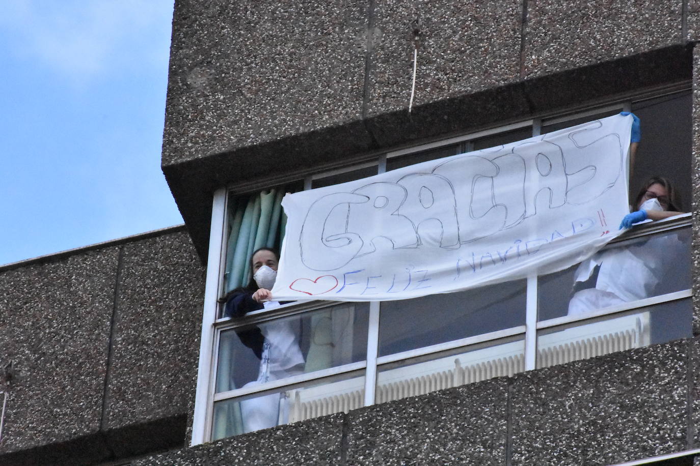 Son sus vecinos. Frente a frente instituto y residencia. Tan juntos pero a tanta distancia. Y en una situación tan especial y tan dura como esta pandemia. Por eso los estudiantes del IES Montevil de Gijón decidieron salir este miércoles delante del instituto para transmitirles ánimos y desearles unas felices fiestas a los mayores que cada día les ven entrar y salir con sus mochilas. Con bailes, con pancartas y con saludos les hicieron ver que no están solos y que los abuelos son muy especiales.