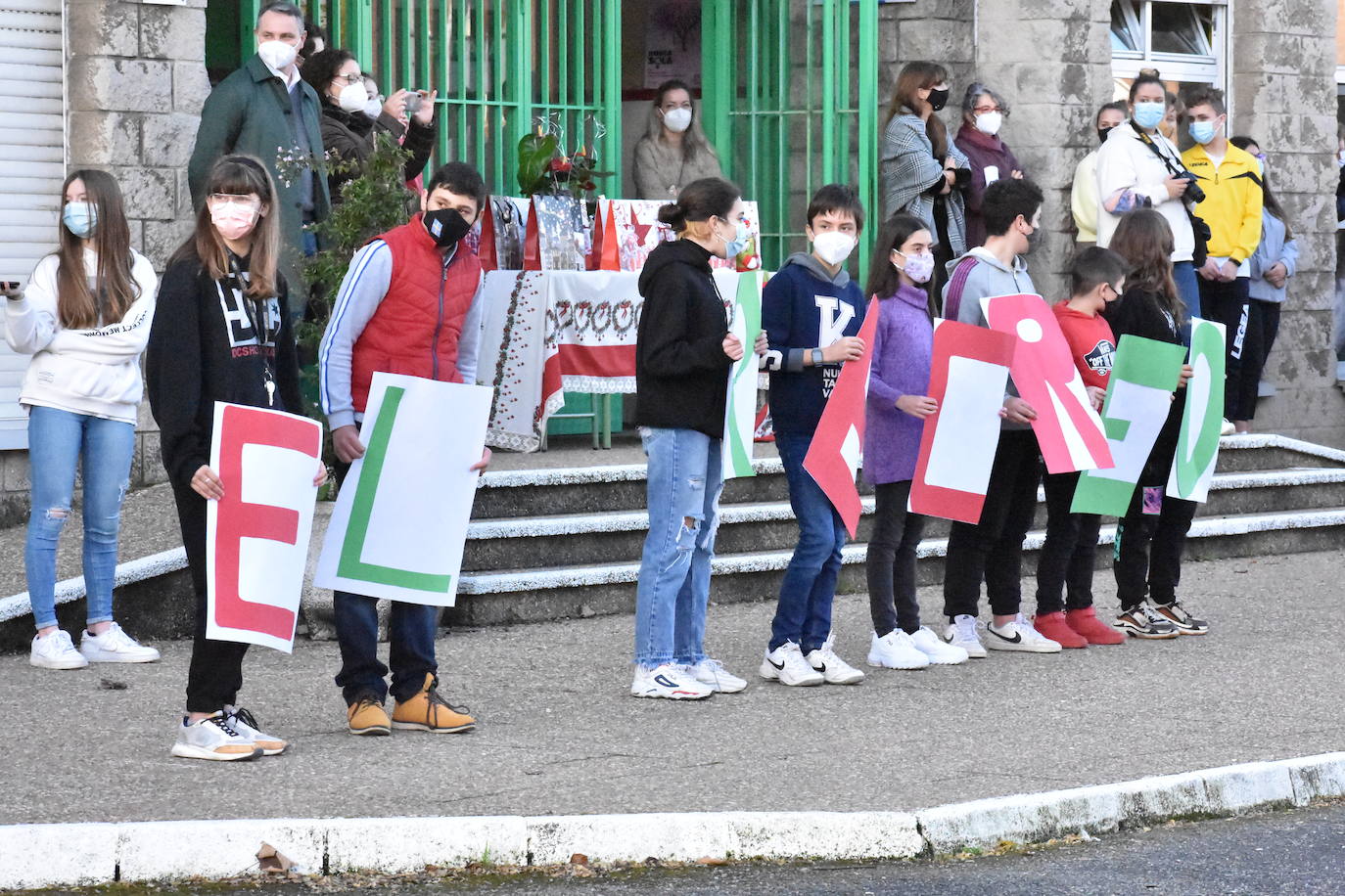Son sus vecinos. Frente a frente instituto y residencia. Tan juntos pero a tanta distancia. Y en una situación tan especial y tan dura como esta pandemia. Por eso los estudiantes del IES Montevil de Gijón decidieron salir este miércoles delante del instituto para transmitirles ánimos y desearles unas felices fiestas a los mayores que cada día les ven entrar y salir con sus mochilas. Con bailes, con pancartas y con saludos les hicieron ver que no están solos y que los abuelos son muy especiales.