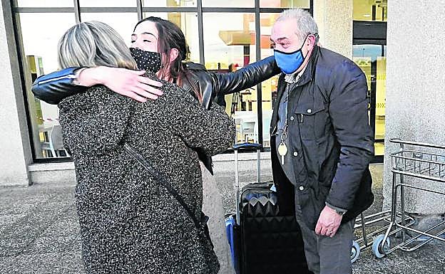 Familia. Los padres de Reina Rodríguez vuelven a ver a su hija, tras un año. 