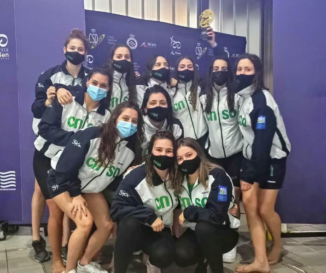 Las integrantes del equipo femenino del Sant Olaya, con el trofeo de campeonas de la Copa de España de Primera División.