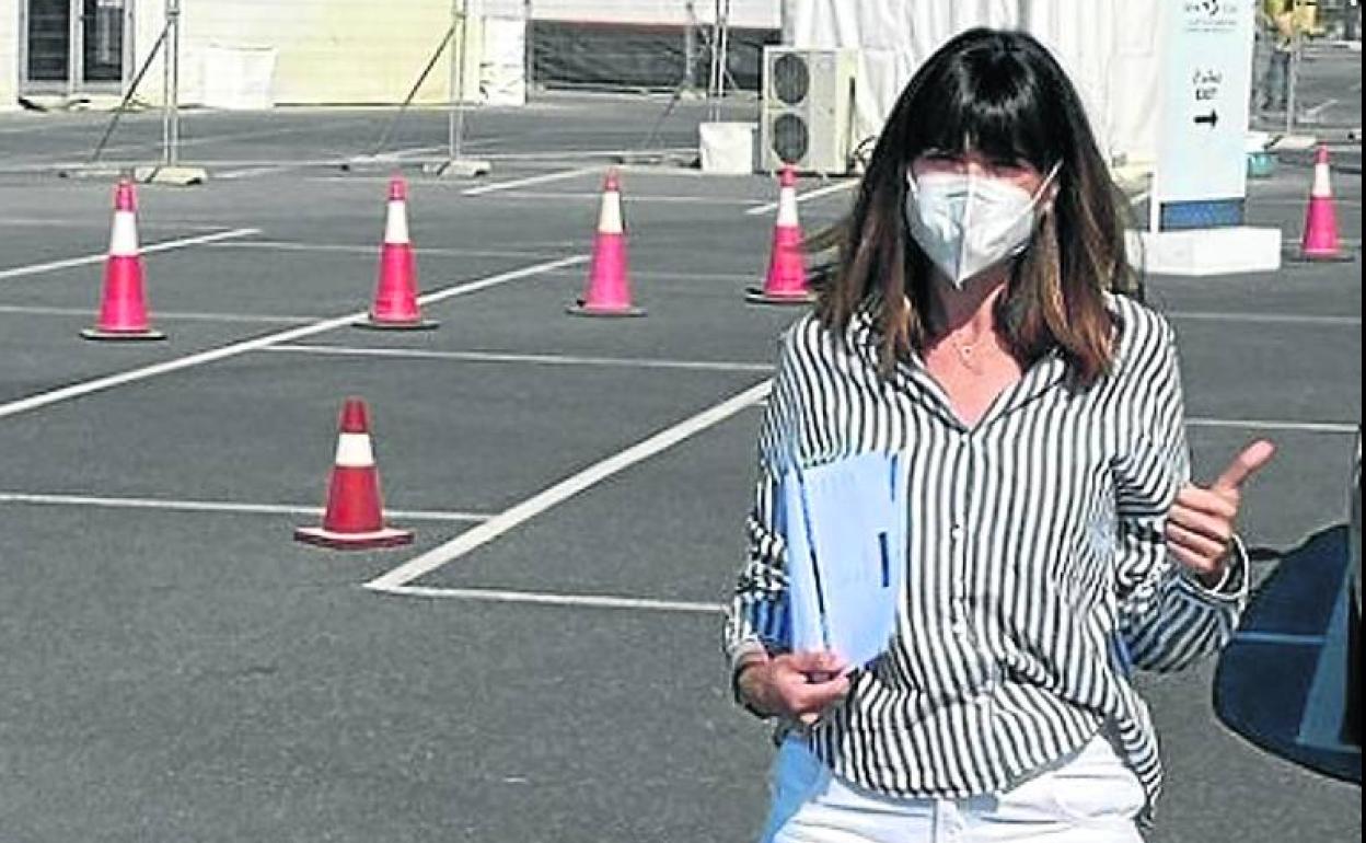 Cristina Mitre, este martes, a las puertas del hospital de campaña. 