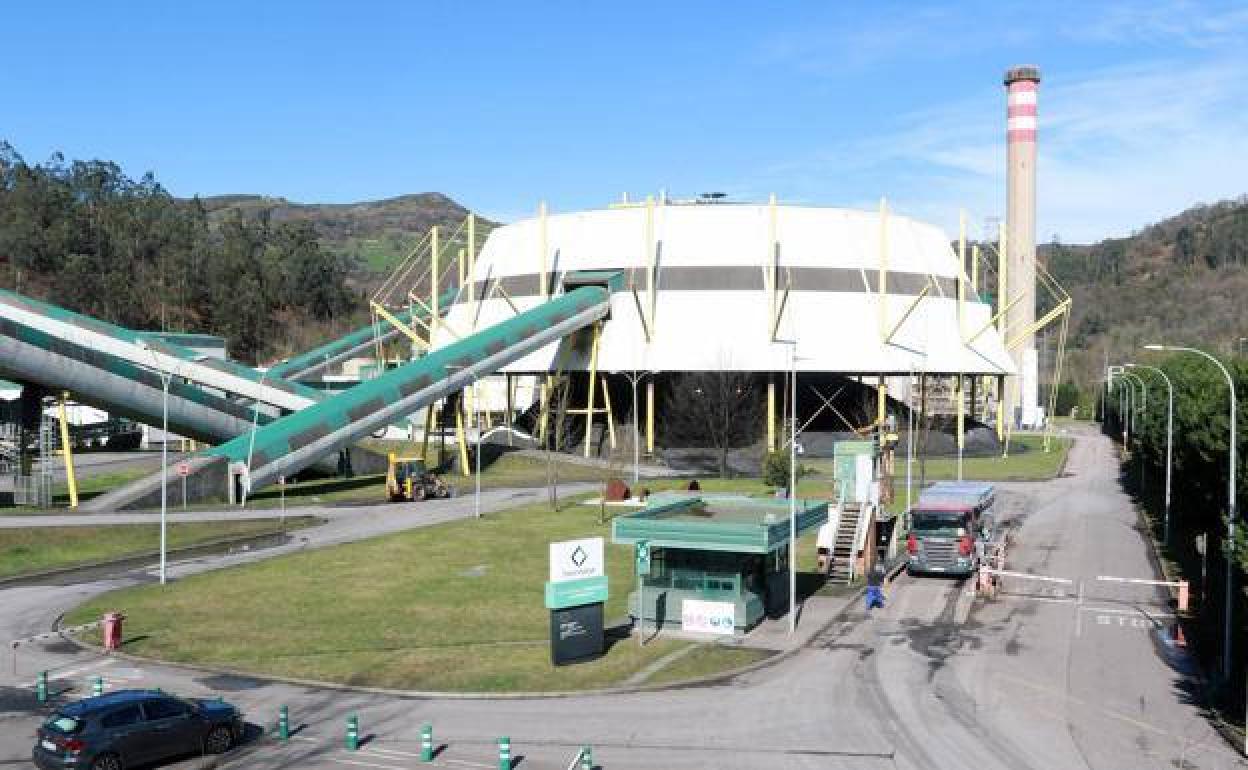 Accesos a la central térmica de La Pereda, propiedad de la empresa pública Hunosa