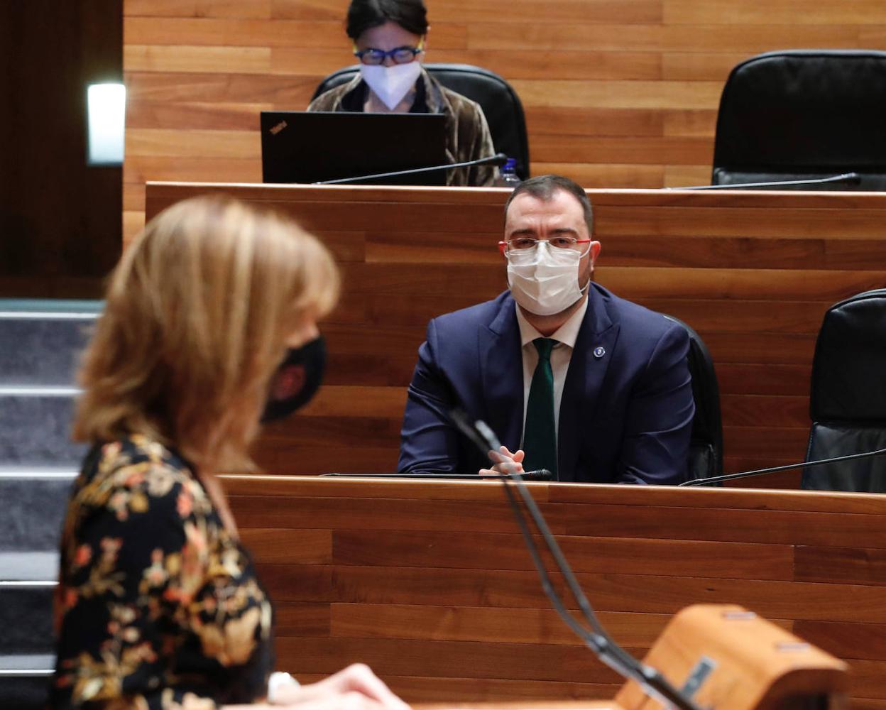 El presidente, Adrián Barbón, sigue la intervención de la consejera de Hacienda, Ana Cárcaba, en la Junta General.